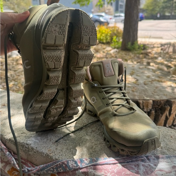 On women’s cloudtrax waterproof hiking boots - Picture 2 of 2